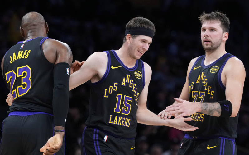 V体育APP-10胜2负!里夫斯要签2.4亿美金顶薪,老詹该和湖人说再见了