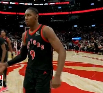 V体育官网下载地址-大举反击!巴雷特三分命中 猛龙轰出13-2反超太阳